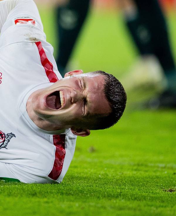 1. FC Köln gegen Werder Bremen: Kölns Luca Kilian wälzt sich schreiend auf dem Rasen.