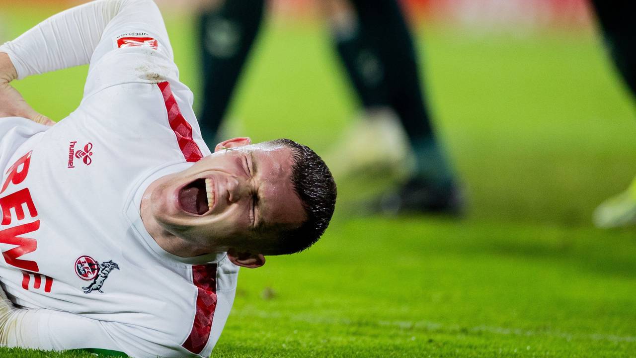 1. FC Köln gegen Werder Bremen: Kölns Luca Kilian wälzt sich schreiend auf dem Rasen.