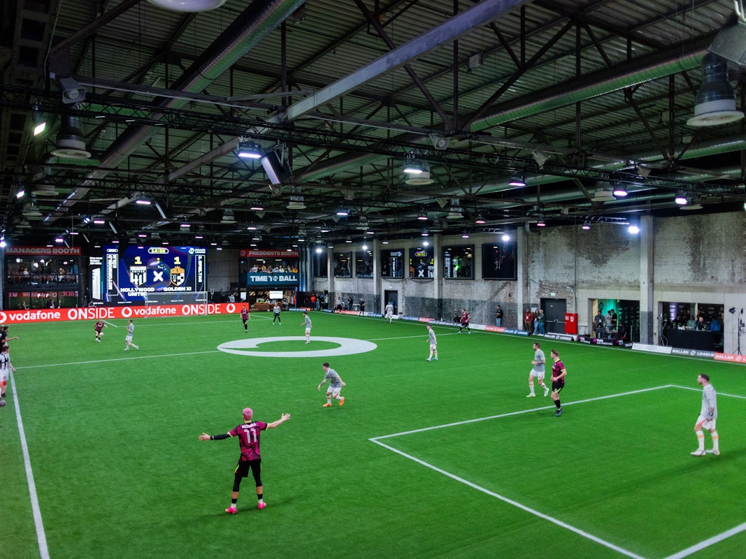 Foto mit Überblick über das Spielfeld der Baller League in Köln.