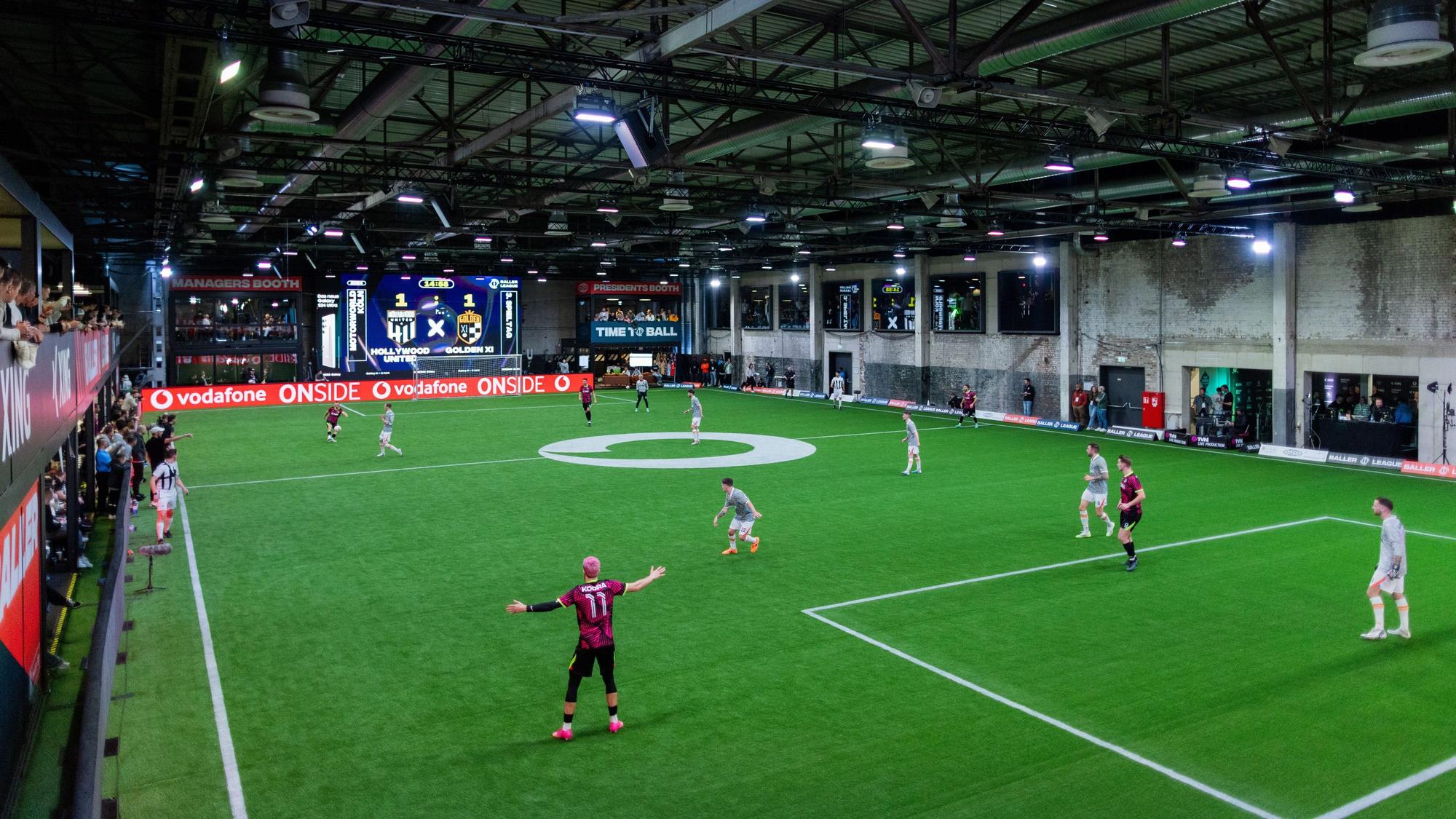 Foto mit Überblick über das Spielfeld der Baller League in Köln.