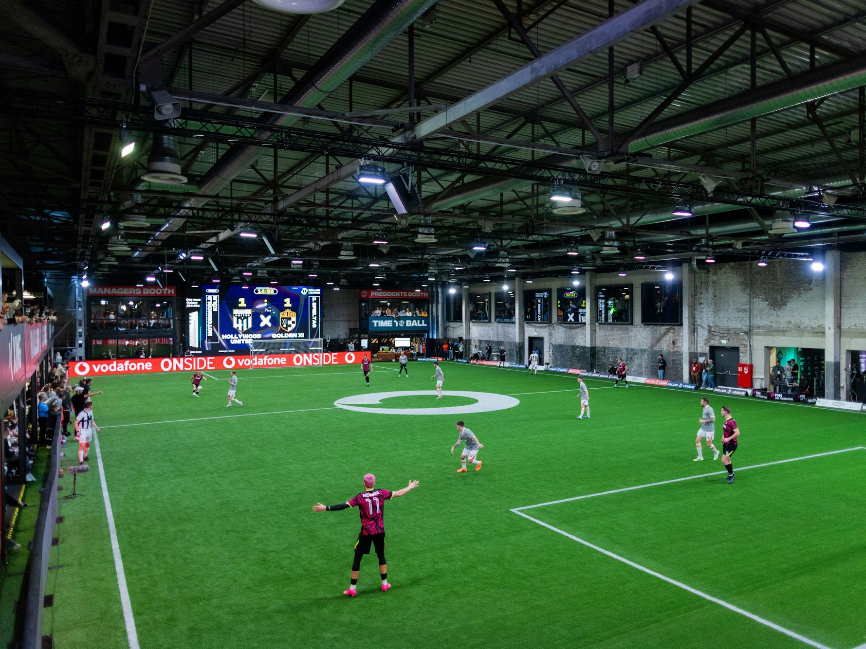 Die Teams von Hollywood United und Golden XI treffen in einem Spiel der Baller League in der Motorworld aufeinander.
