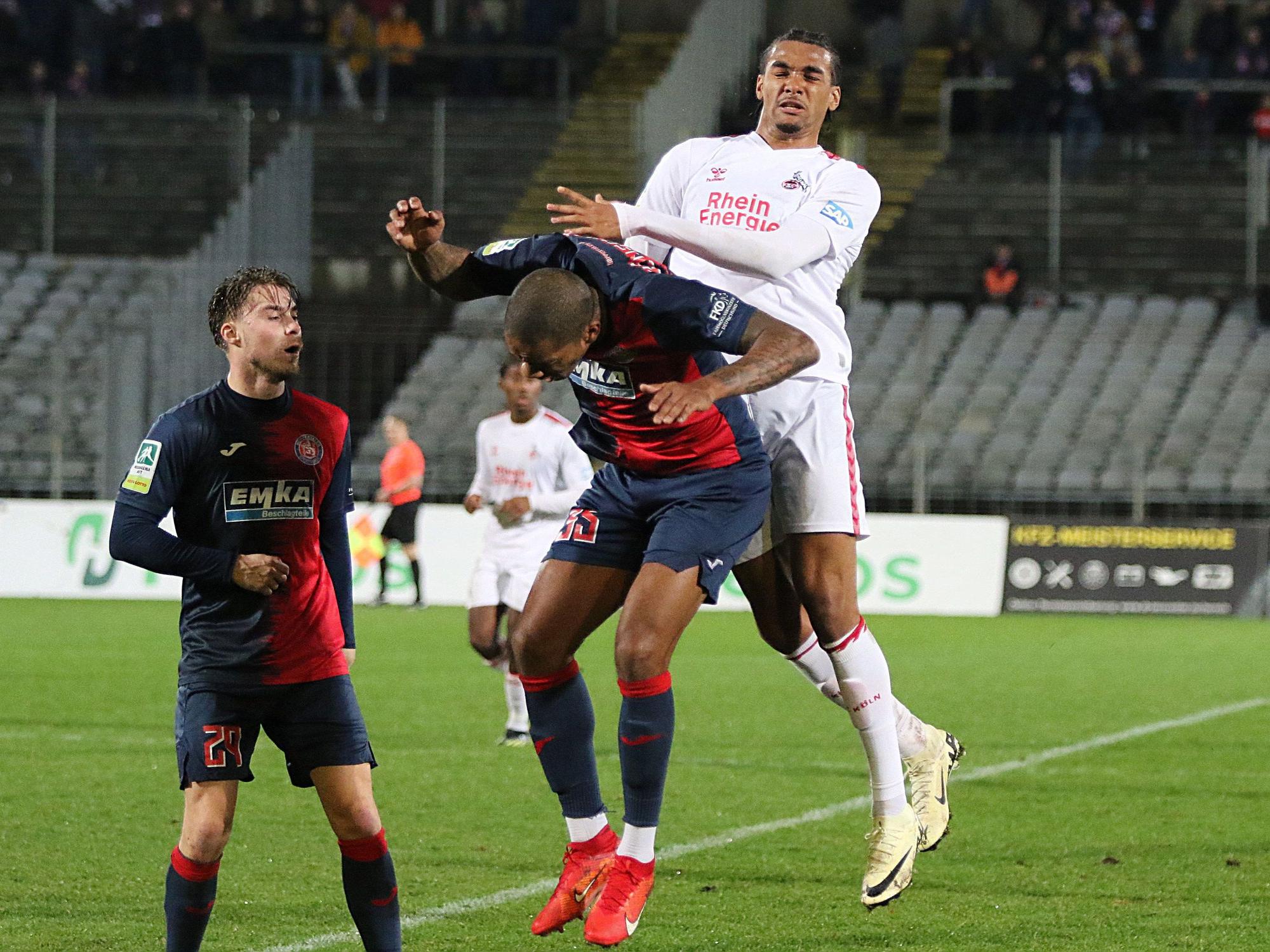 Damion Downs im Kopfballduell mit Charlison Benshop.