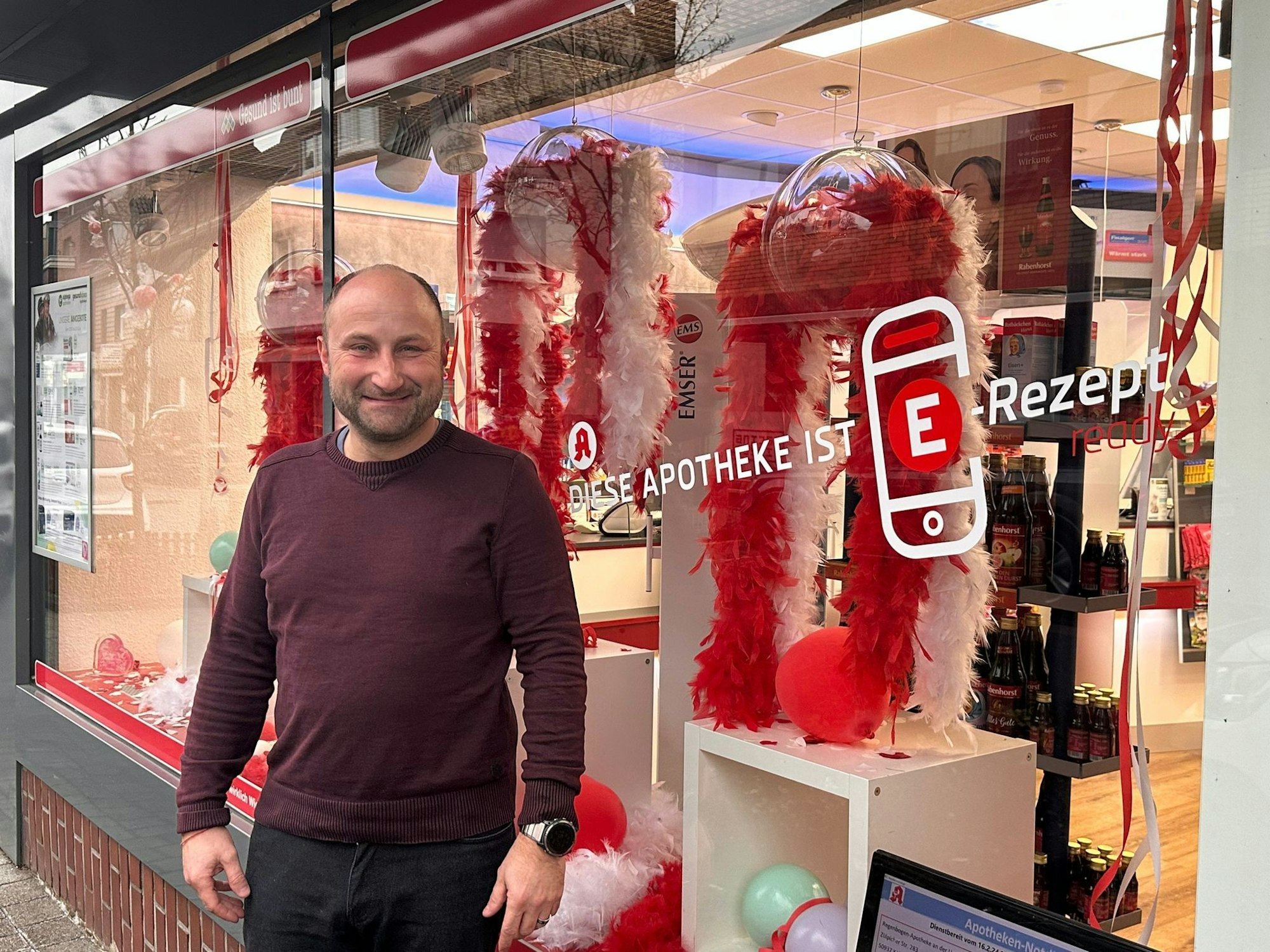 Markus Fischer vor seiner ehemaligen Apotheke in Hürth.