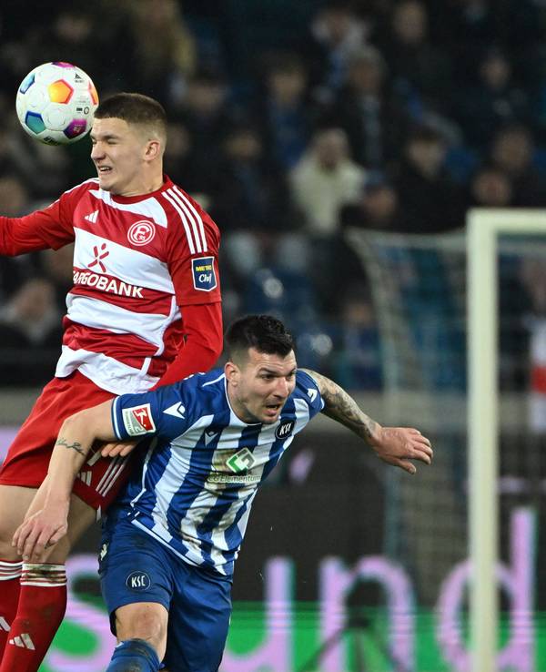 Fortuna Düsseldorfs Christos Tzolis im Kopfball-Duell mit Karlsruhes Jerome Gondorf.