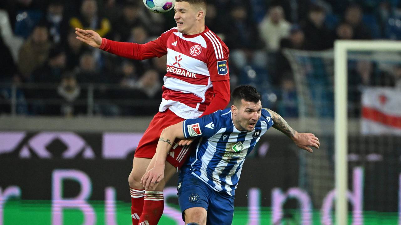 Fortuna Düsseldorfs Christos Tzolis im Kopfball-Duell mit Karlsruhes Jerome Gondorf.