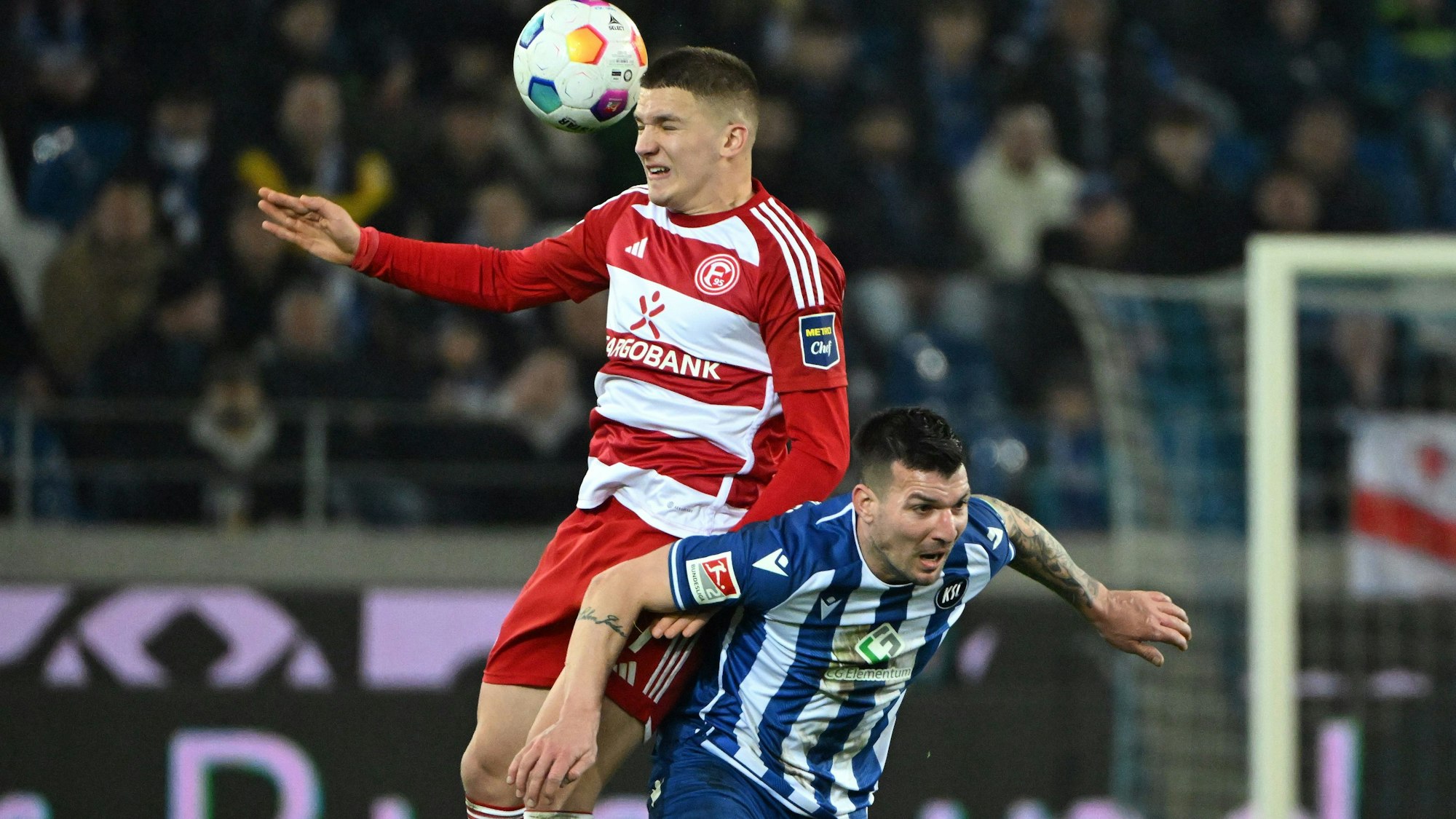 Fortuna Düsseldorfs Christos Tzolis im Kopfball-Duell mit Karlsruhes Jerome Gondorf.