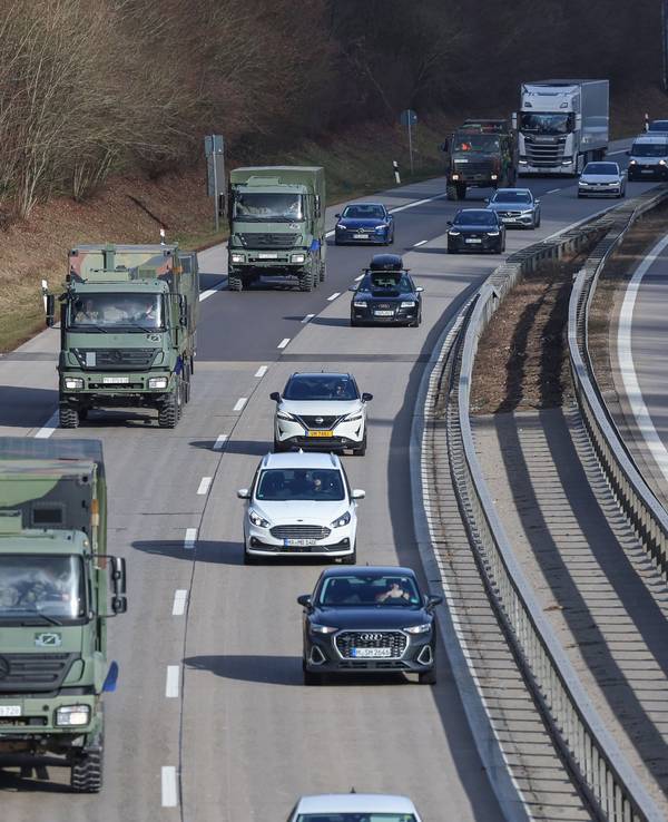 Bundeswehrfahrzeuge fahren im Januar auf der A7 bei Dinkelsbühl (Bayern): Auch in NRW werden mehrere Militärverbände über die Autobahnen fahren.