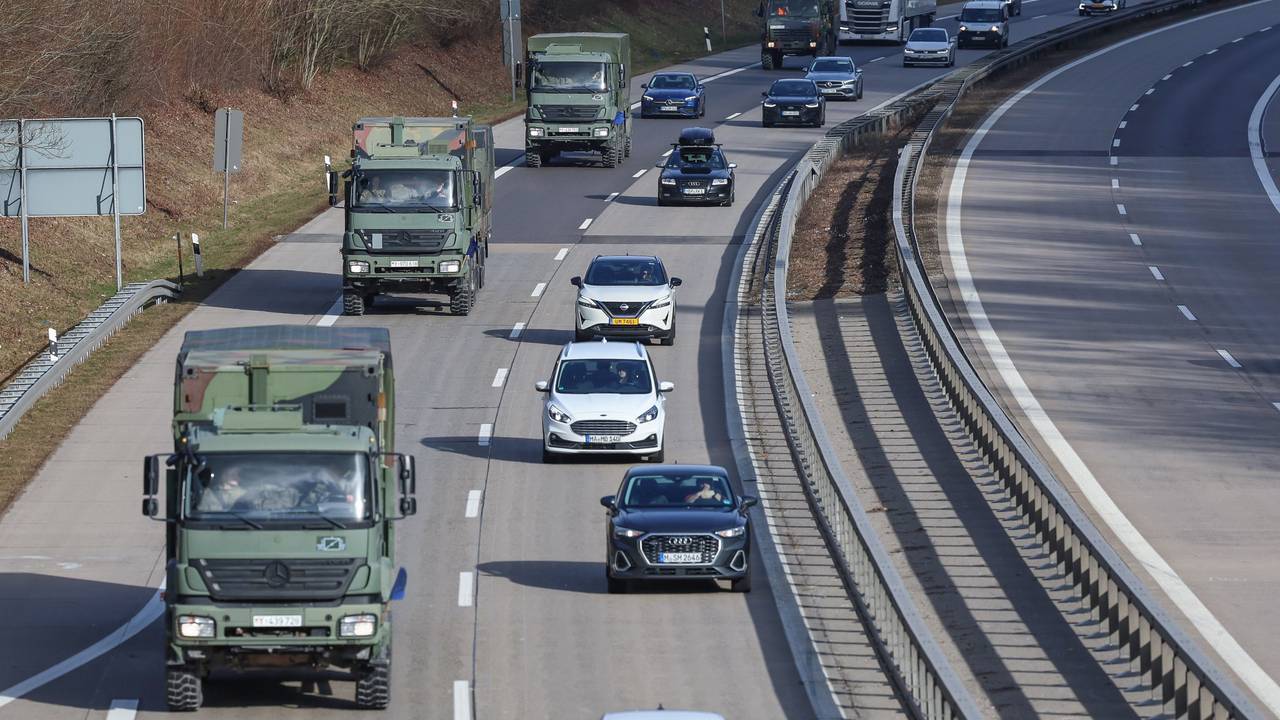 Bundeswehrfahrzeuge fahren im Januar auf der A7 bei Dinkelsbühl (Bayern): Auch in NRW werden mehrere Militärverbände über die Autobahnen fahren.