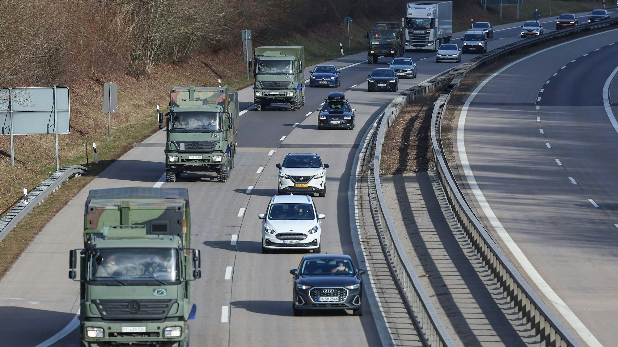 Bundeswehrfahrzeuge fahren im Januar auf der A7 bei Dinkelsbühl (Bayern): Auch in NRW werden mehrere Militärverbände über die Autobahnen fahren.