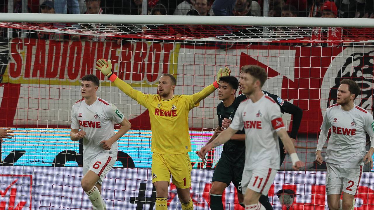 Marvin Schwäbe im Spiel gegen Werder Bremen.