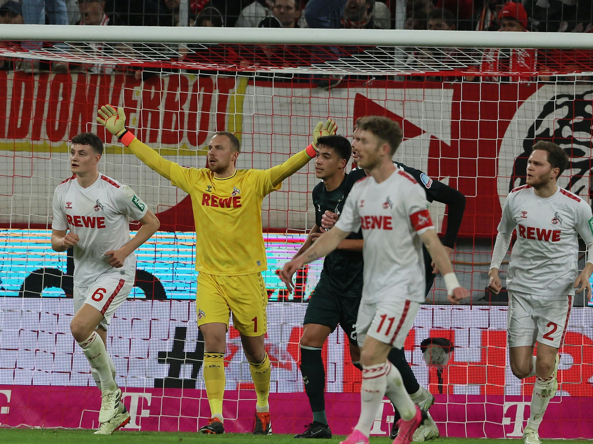 Marvin Schwäbe im Spiel gegen Werder Bremen.