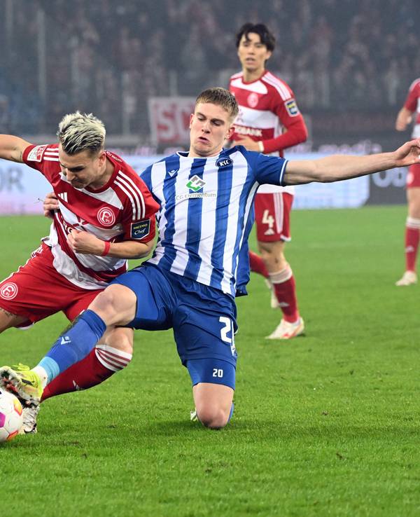 Fortuna Düsseldorfs Felix Klaus im Zweikampf mit Karlsruhes David Herold.