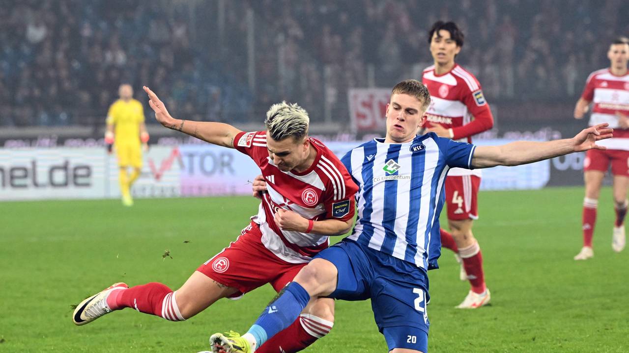 Fortuna Düsseldorfs Felix Klaus im Zweikampf mit Karlsruhes David Herold.