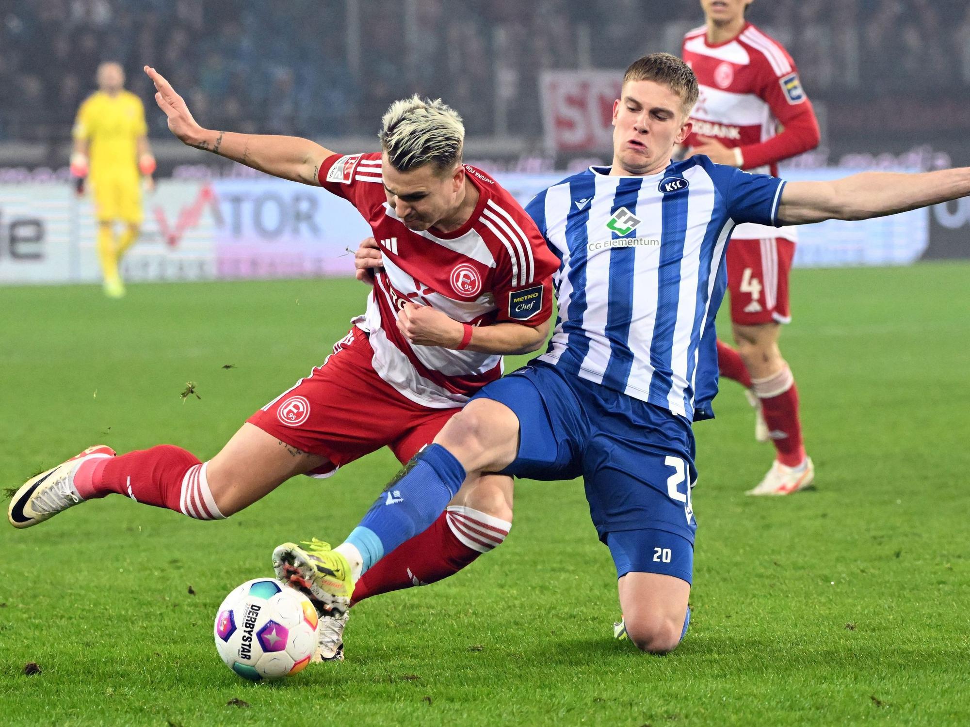 Fortuna Düsseldorfs Felix Klaus im Zweikampf mit Karlsruhes David Herold.