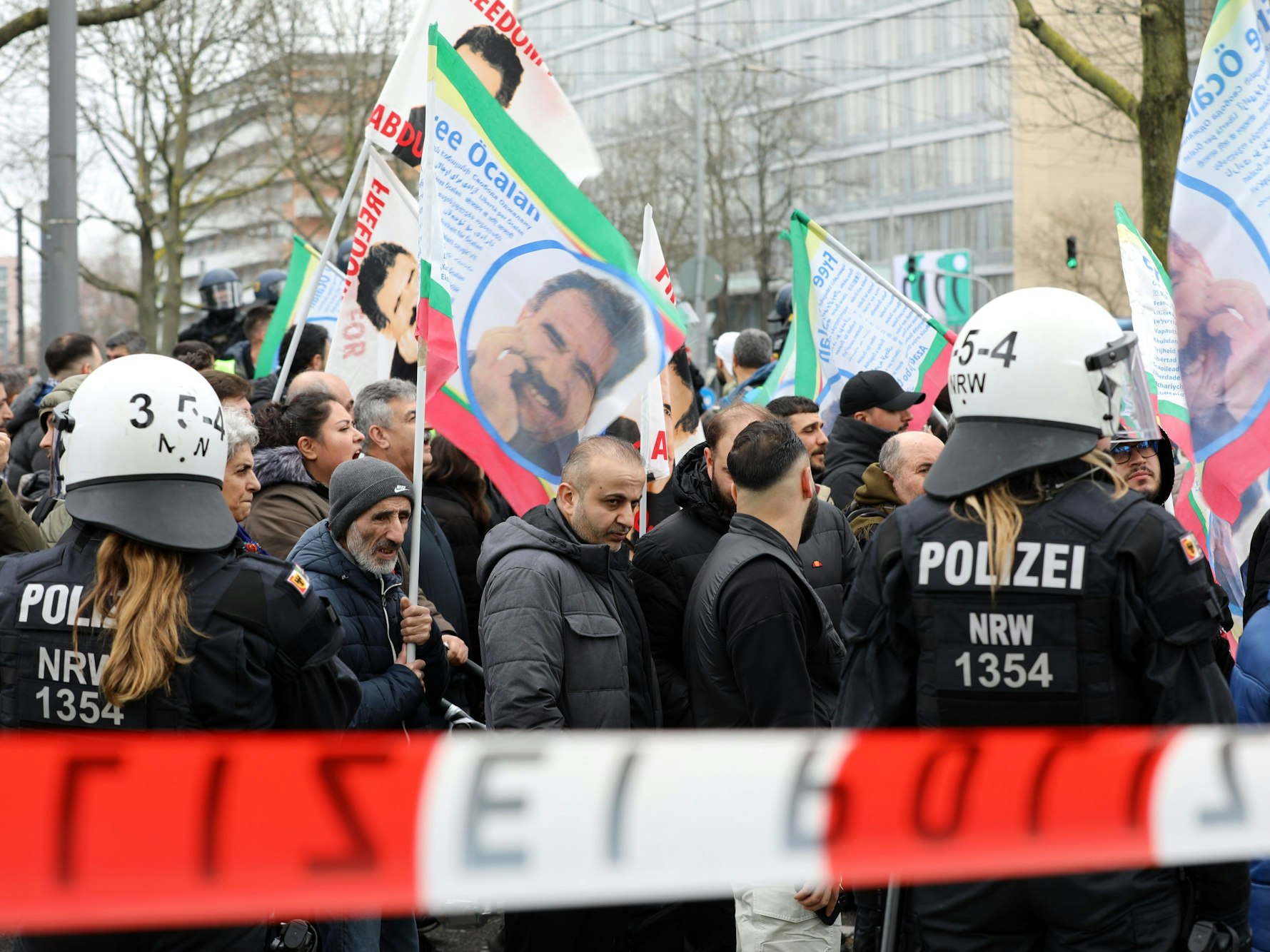 Die Polizei sichert eine Demonstration unter dem Motto „Freiheit für Öcalan“ in Köln.