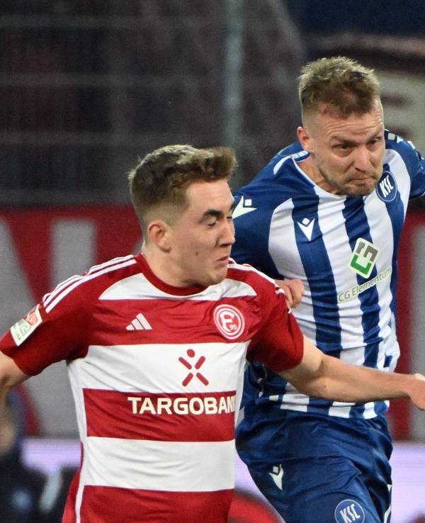 Fortuna Düsseldorfs Isak Johannesson im Zweikampf mit Karlsruhes Daniel Brosinski.