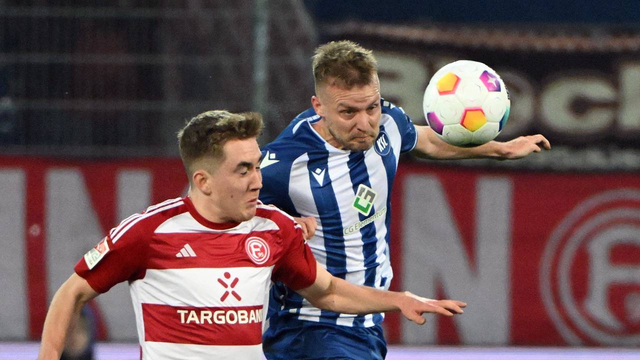Fortuna Düsseldorfs Isak Johannesson im Zweikampf mit Karlsruhes Daniel Brosinski.