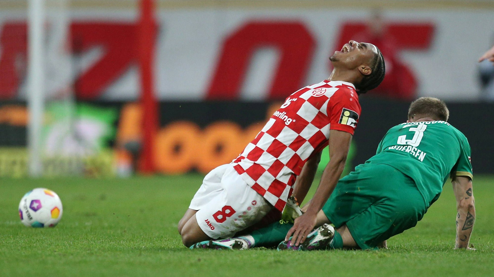 Mads Pedersen (FC Augsburg) grätscht von hinten in Gegenspieler Leandro Barreiro (Mainz 05) hinein.