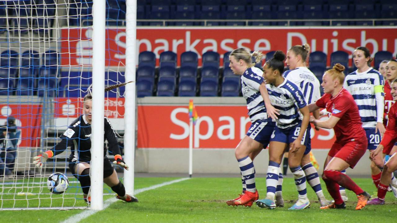 Der Ball ist hinter der Linie, das Tor wurde nicht gegeben.