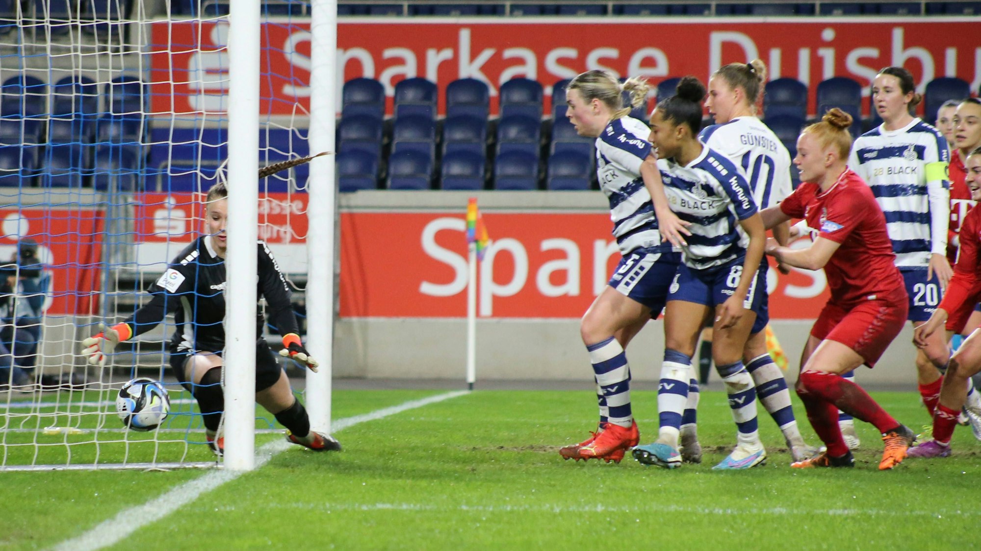 Der Ball ist hinter der Linie, das Tor wurde nicht gegeben.