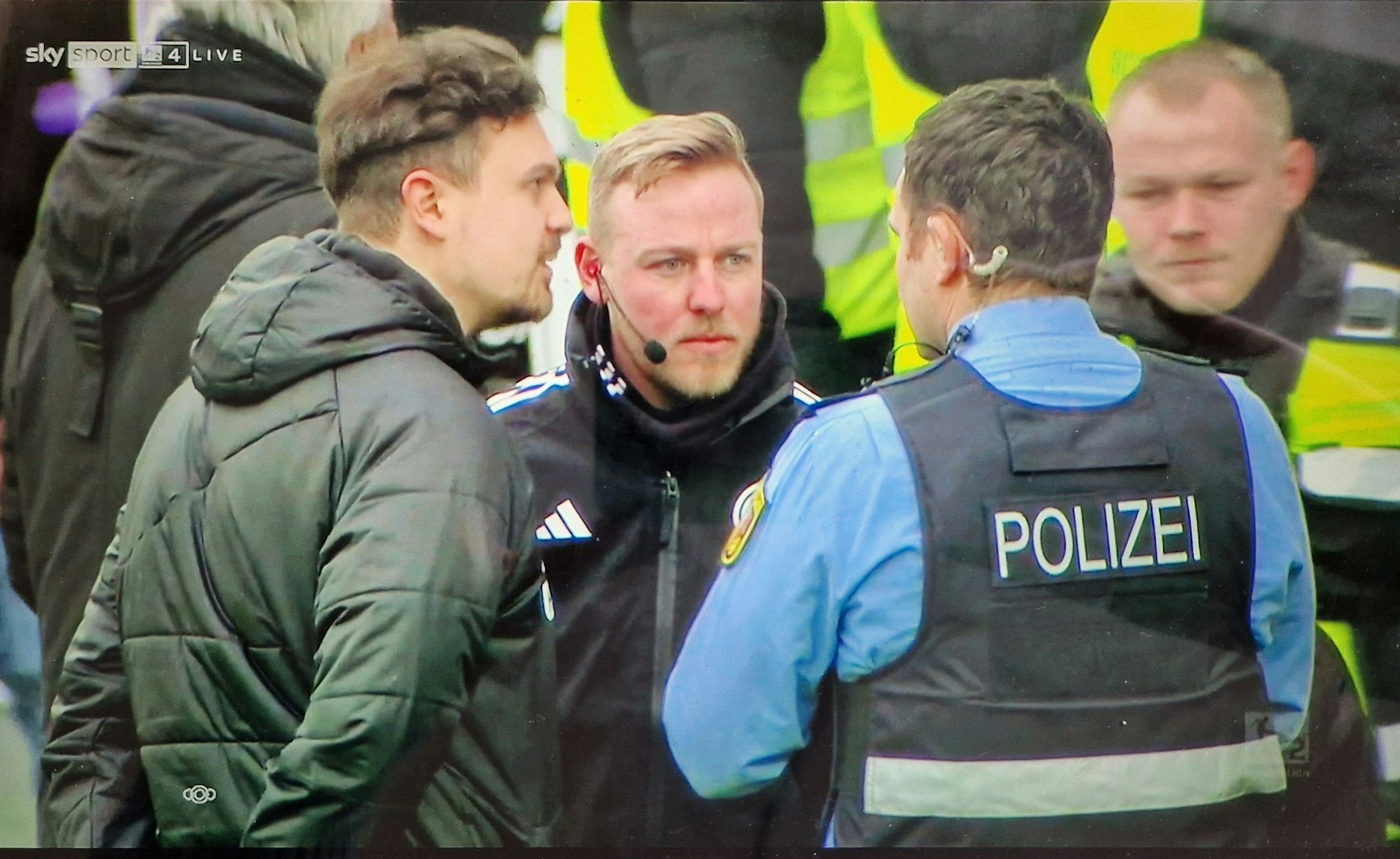 Ein Polizist spricht mit dem Vierten Offiziellen beim Spiel der 2. Bundesliga zwischen der SV Elversberg und dem VfL Osnabrück.