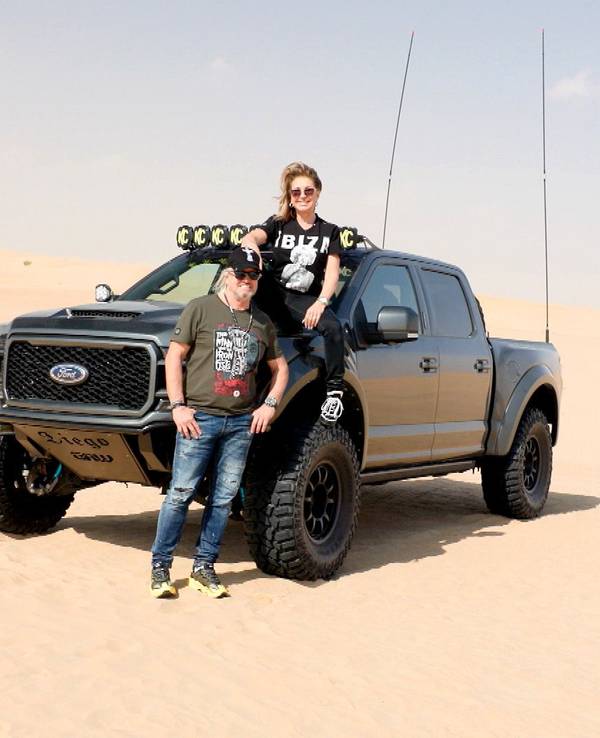Das Foto stammt aus der RTLZWEI-Dokusoap „Die Geissens“ und zeigt Robert und Carmen Geiss, die vor einem Monstertruck posieren.