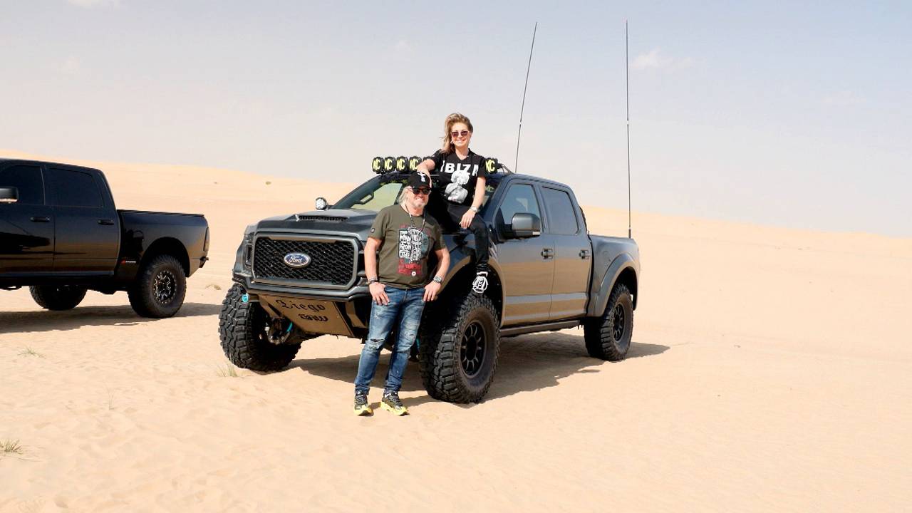 Das Foto stammt aus der RTLZWEI-Dokusoap „Die Geissens“ und zeigt Robert und Carmen Geiss, die vor einem Monstertruck posieren.