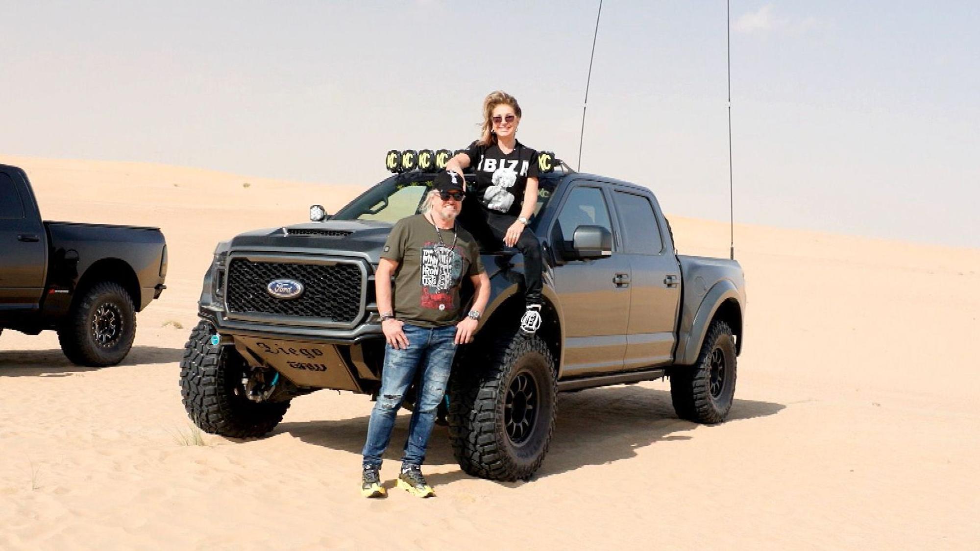 Das Foto stammt aus der RTLZWEI-Dokusoap „Die Geissens“ und zeigt Robert und Carmen Geiss, die vor einem Monstertruck posieren.