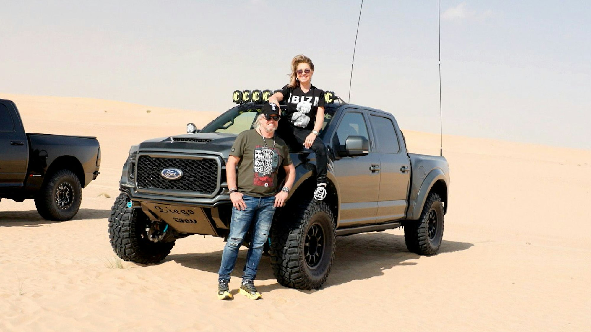 Das Foto stammt aus der RTLZWEI-Dokusoap „Die Geissens“ und zeigt Robert und Carmen Geiss, die vor einem Monstertruck posieren.