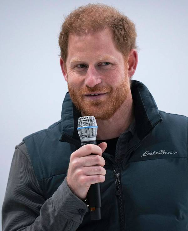 Prinz Harry, der Herzog von Sussex, spricht während eines Trainingslagers der Invictus Games im Rollstuhlcurling in Vancouver, British Columbia, zu den Zuschauern.