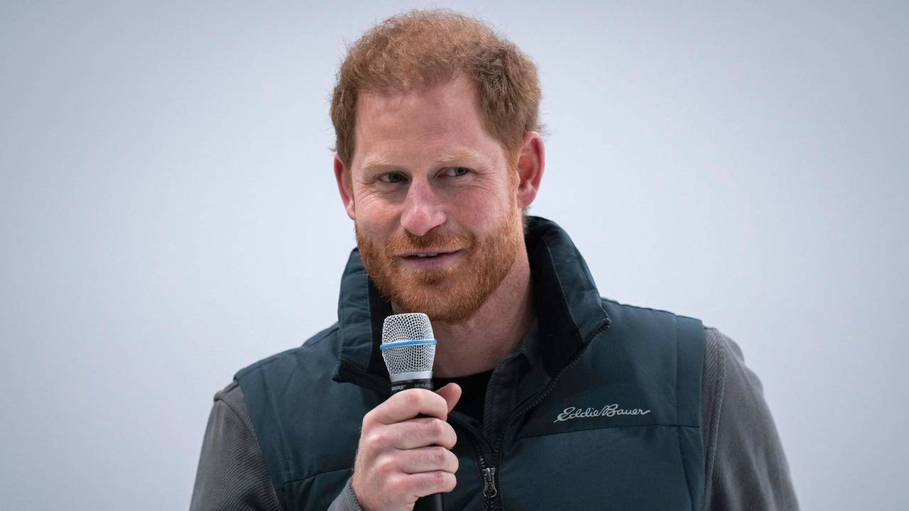 Prinz Harry, der Herzog von Sussex, spricht während eines Trainingslagers der Invictus Games im Rollstuhlcurling in Vancouver, British Columbia, zu den Zuschauern.