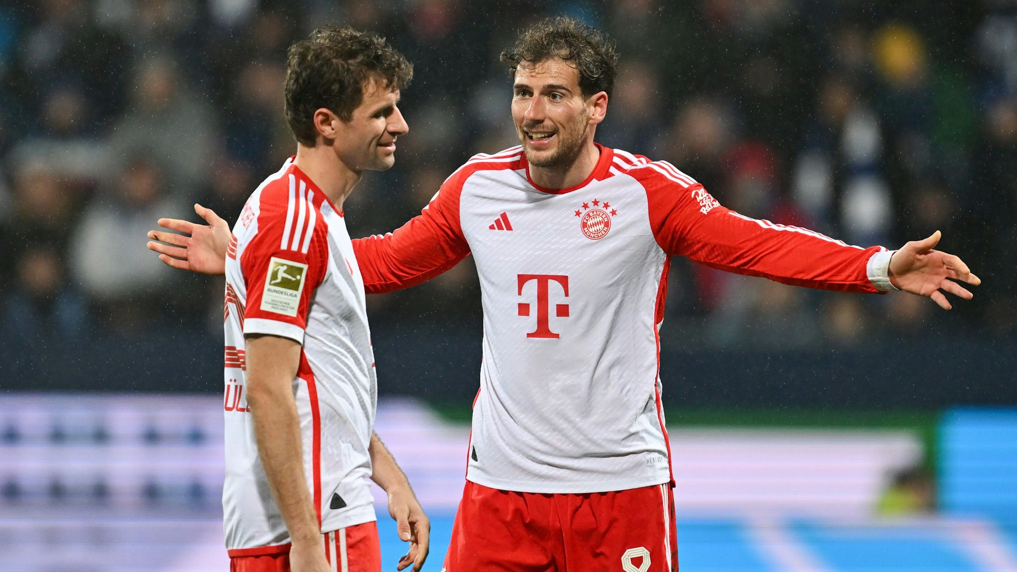Thomas Müller und Leon Goretzka disktutieren auf dem Platz.