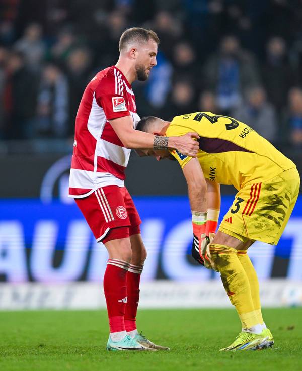 Andre Hoffmann tröstet Torwart Florian Kastenmeier.