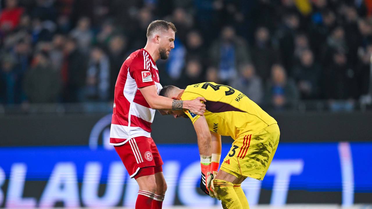Andre Hoffmann tröstet Torwart Florian Kastenmeier.