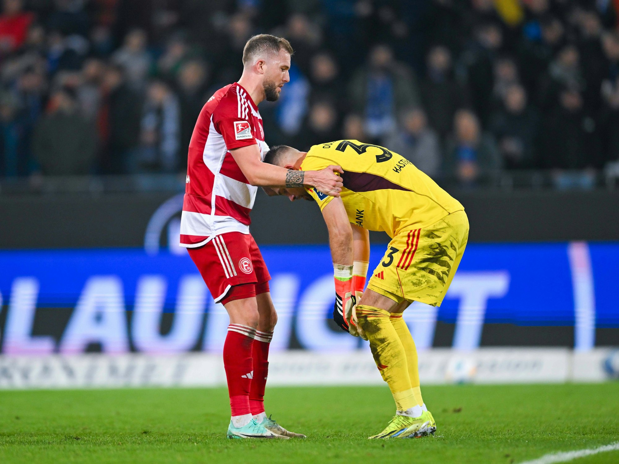 Andre Hoffmann tröstet Torwart Florian Kastenmeier.