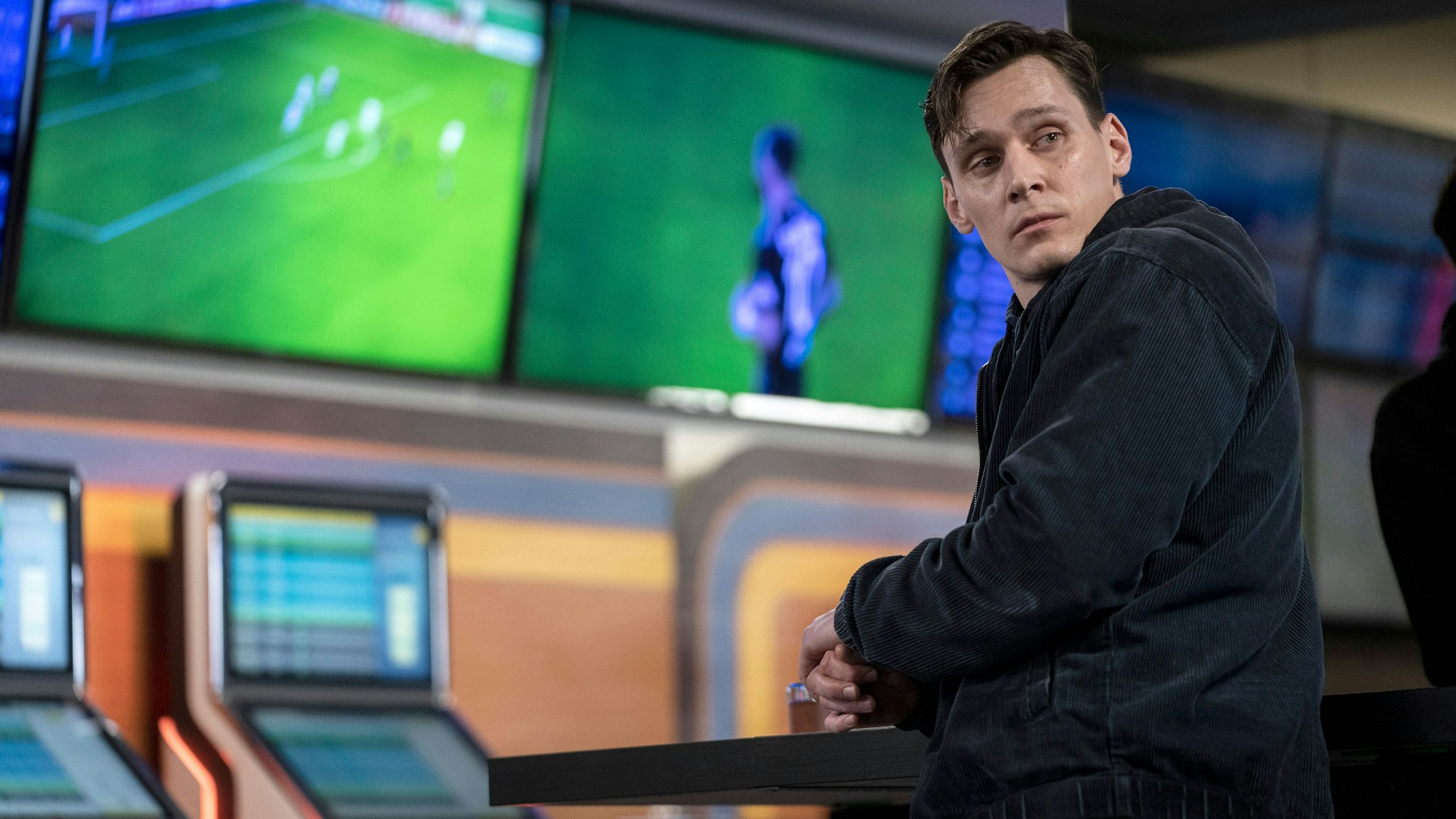 Das Foto stammt aus dem Dortmunder „Tatort: Cash“ und zeigt den Ermittler Jan Pawlak (Rick Okon) in einem Wettbüro.