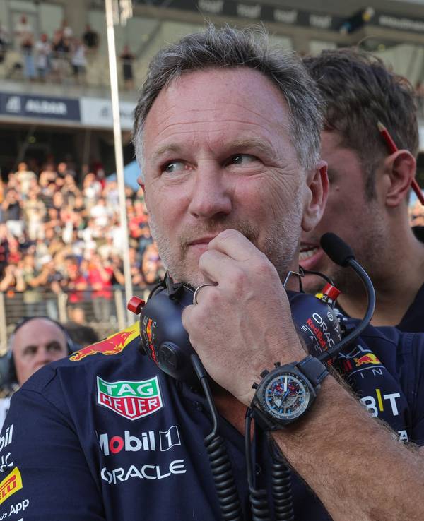 Christian Horner steht nachdenklich am Kommandostand von Red Bull in der Formel 1.