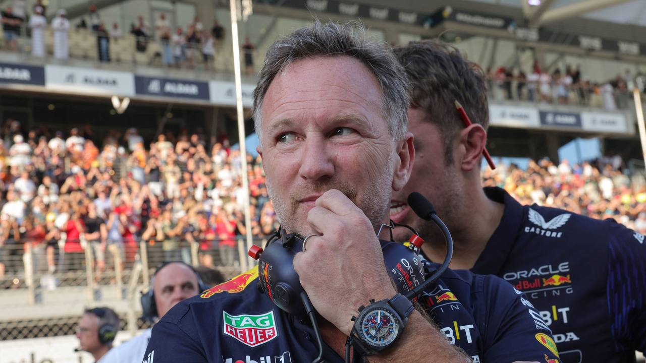 Christian Horner steht nachdenklich am Kommandostand von Red Bull in der Formel 1.