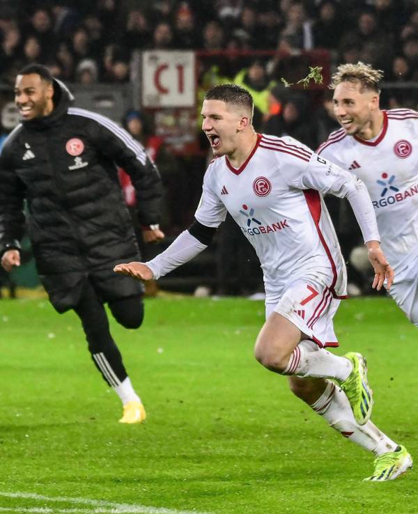Christos Tzolis rennt jubelnd gemeinsam mit Jona Niemiec über den Platz. Im HIntergrund zu sehen Marlon Mustapha und Dennis Jastrzembski.