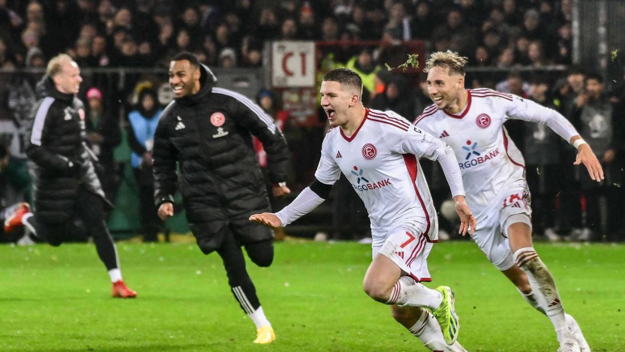 Christos Tzolis rennt jubelnd gemeinsam mit Jona Niemiec über den Platz. Im HIntergrund zu sehen Marlon Mustapha und Dennis Jastrzembski.