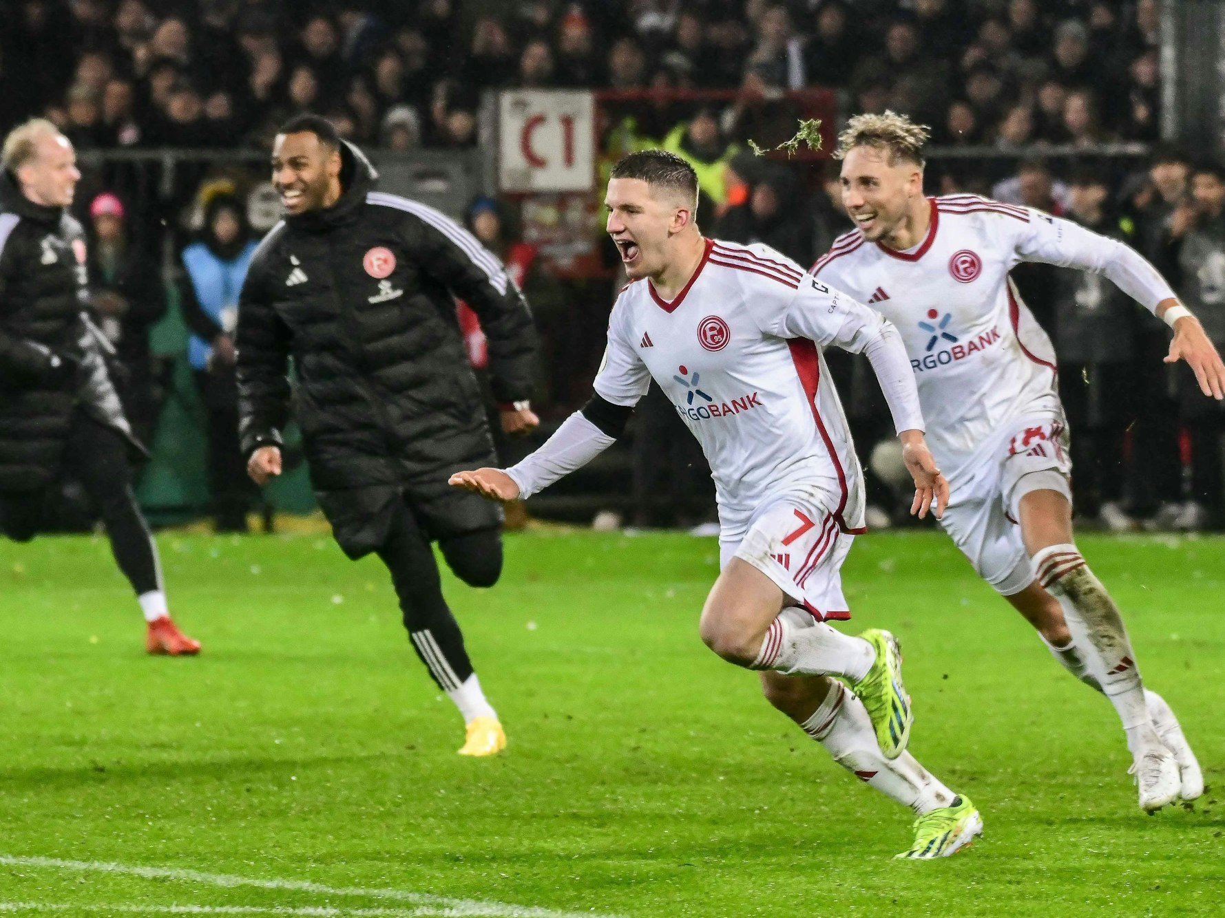 Christos Tzolis rennt jubelnd gemeinsam mit Jona Niemiec über den Platz. Im HIntergrund zu sehen Marlon Mustapha und Dennis Jastrzembski.