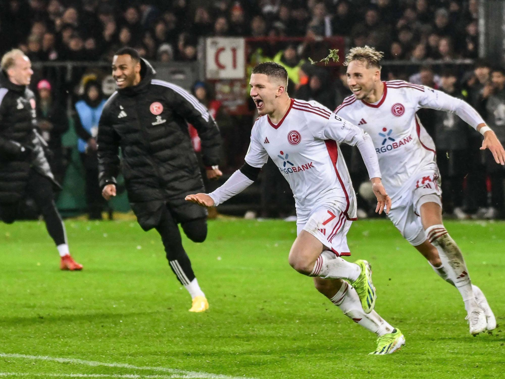 Christos Tzolis rennt jubelnd gemeinsam mit Jona Niemiec über den Platz. Im HIntergrund zu sehen Marlon Mustapha und Dennis Jastrzembski.