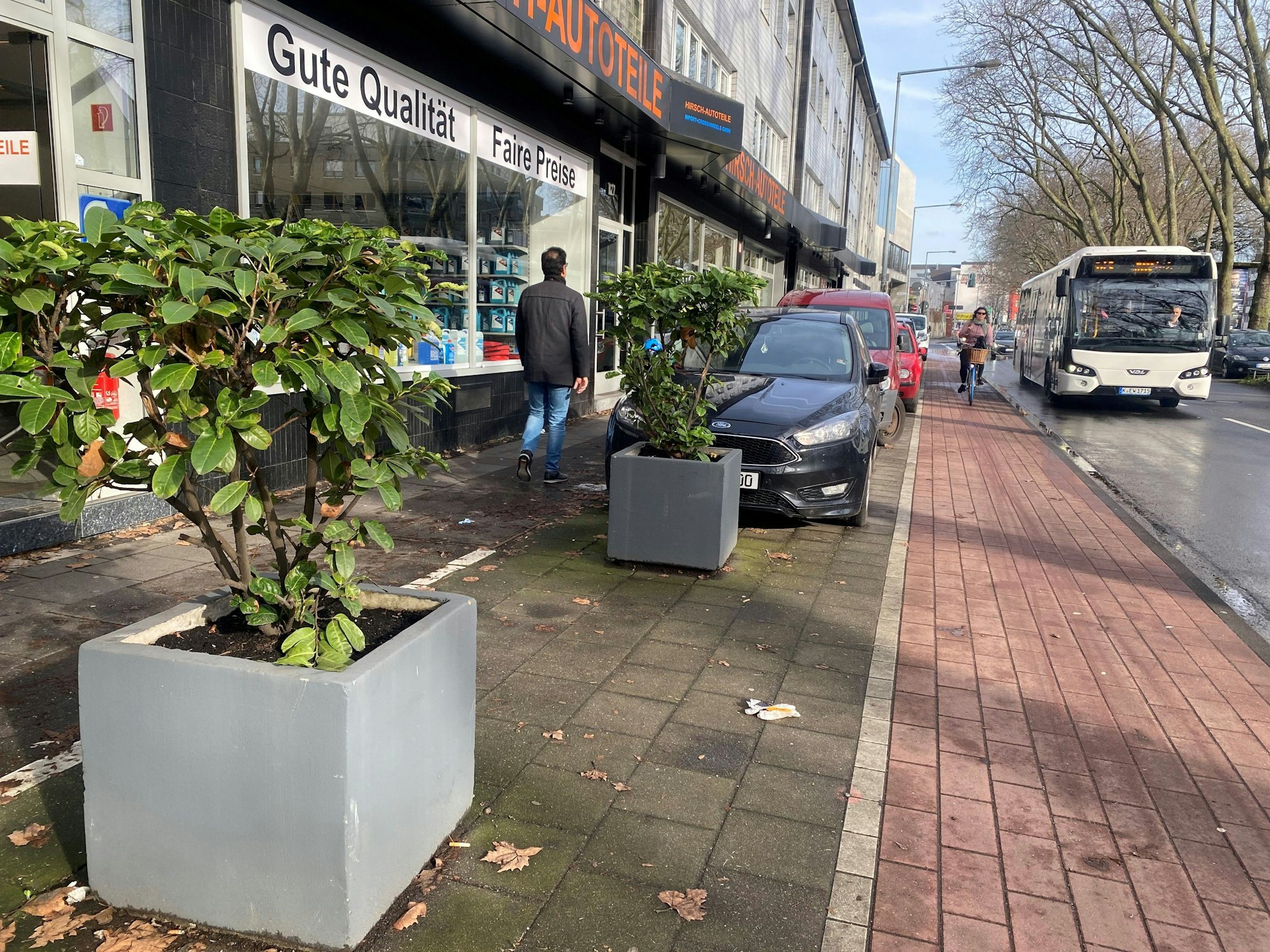 Blumenkübel stehen auf möglichen Parkplätzen auf dem Melatengürtel.