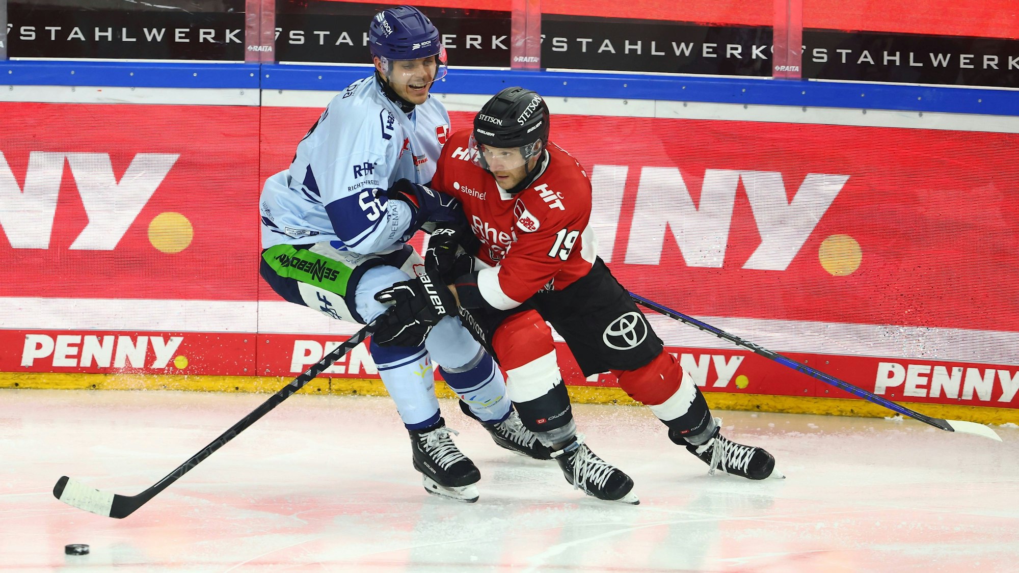Frederik Storm (r.) und Nicolas Mattinen im Zweikampf.