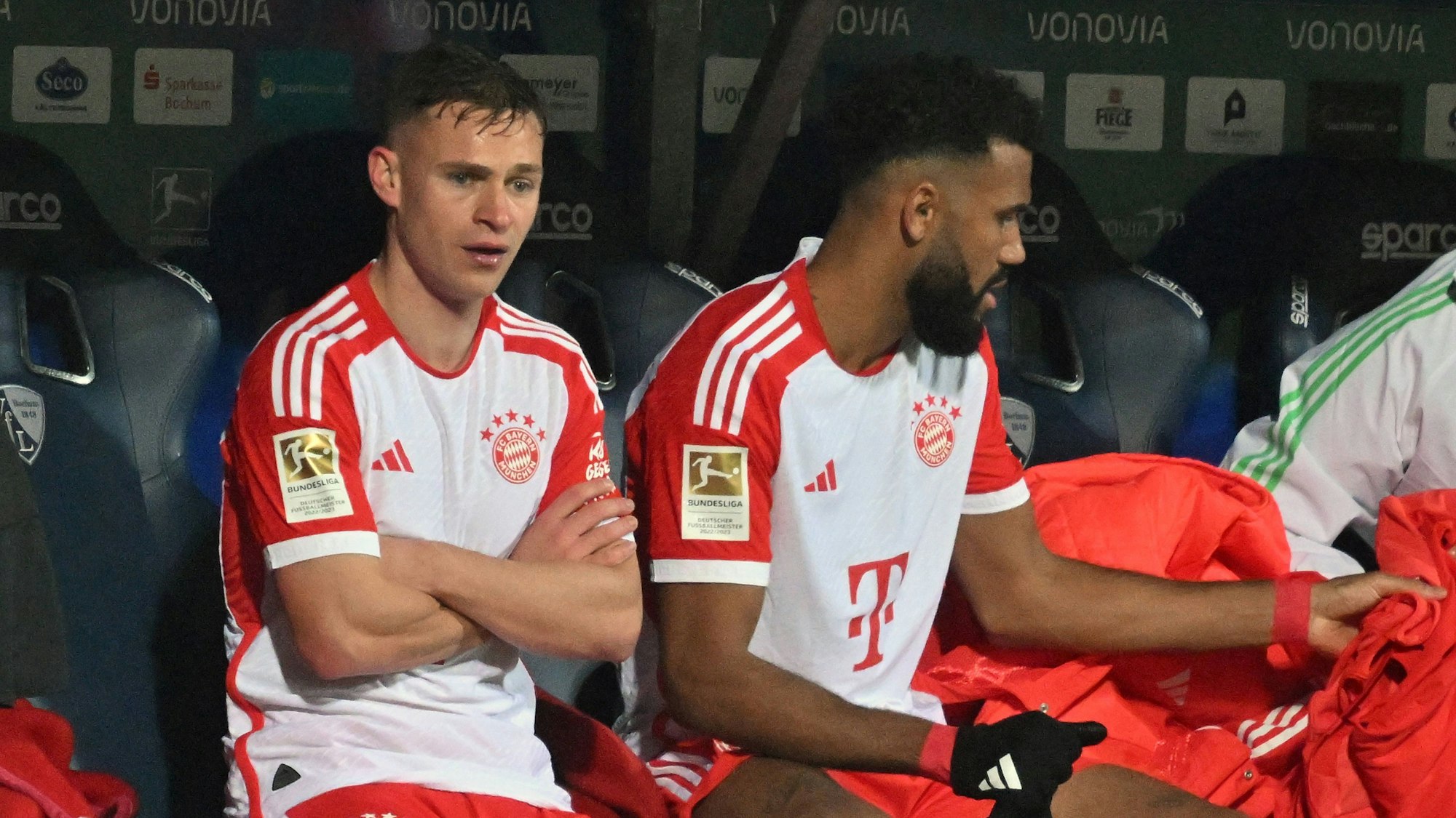 Joshua Kimmich sitzt nach seiner Auswechslung in Bochum verzweifelt auf der Bank.