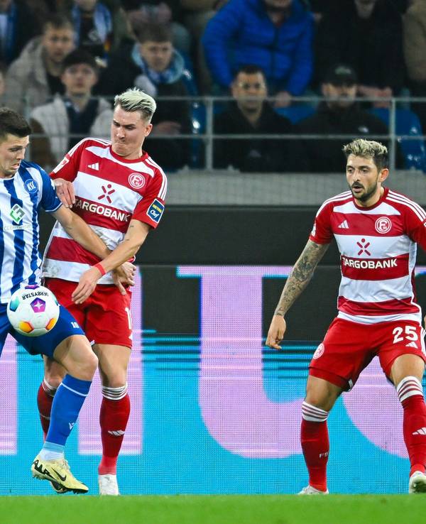 Felix Klaus kämpft mit Marvin Wanitzek um den Ball. Im Hintergrund zu sehen: Matthias Zimmermann.