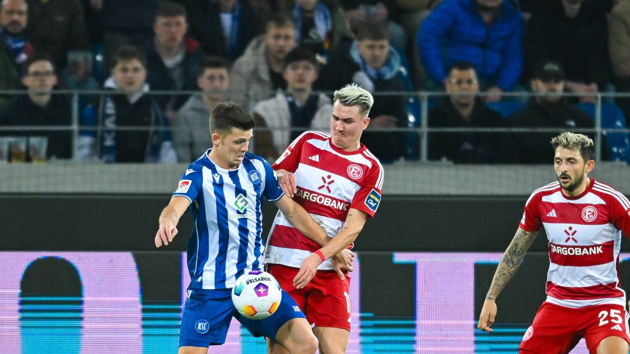Felix Klaus kämpft mit Marvin Wanitzek um den Ball. Im Hintergrund zu sehen: Matthias Zimmermann.