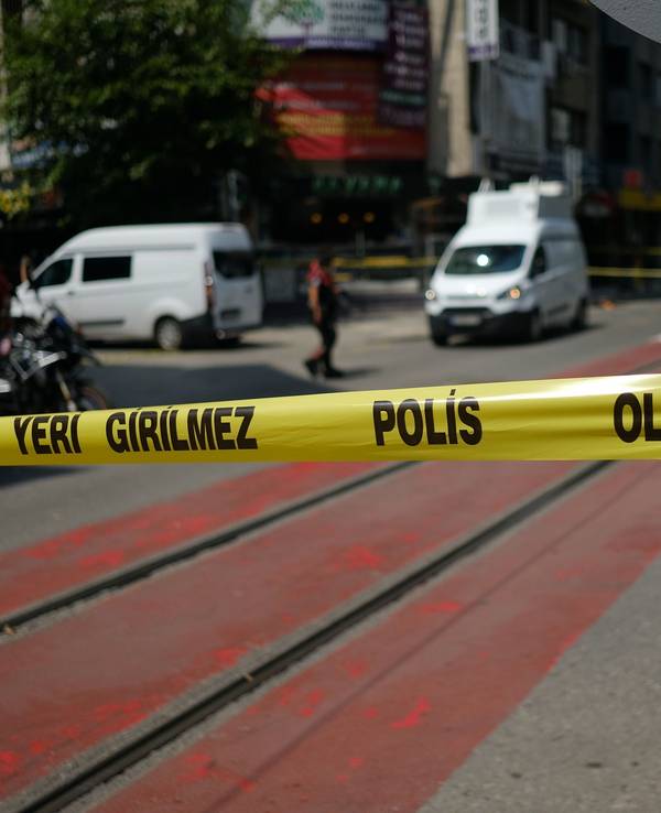 Ein Bereich ist von der türkischen Polizei mit Absperrband markiert worden.