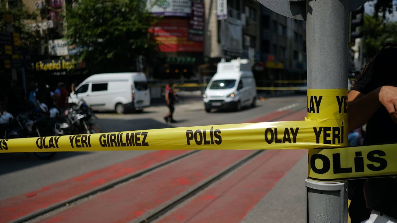 Ein Bereich ist von der türkischen Polizei mit Absperrband markiert worden.
