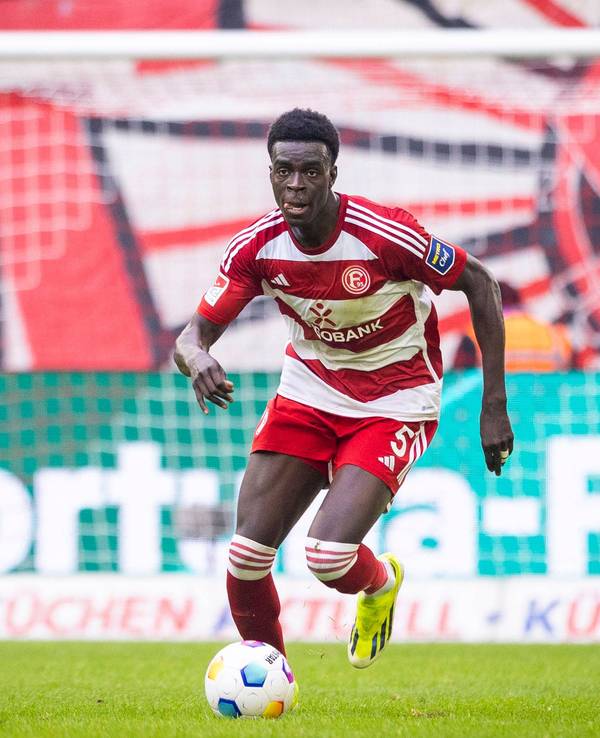 Joshua Quarshie läuft mit dem Ball über den Platz.